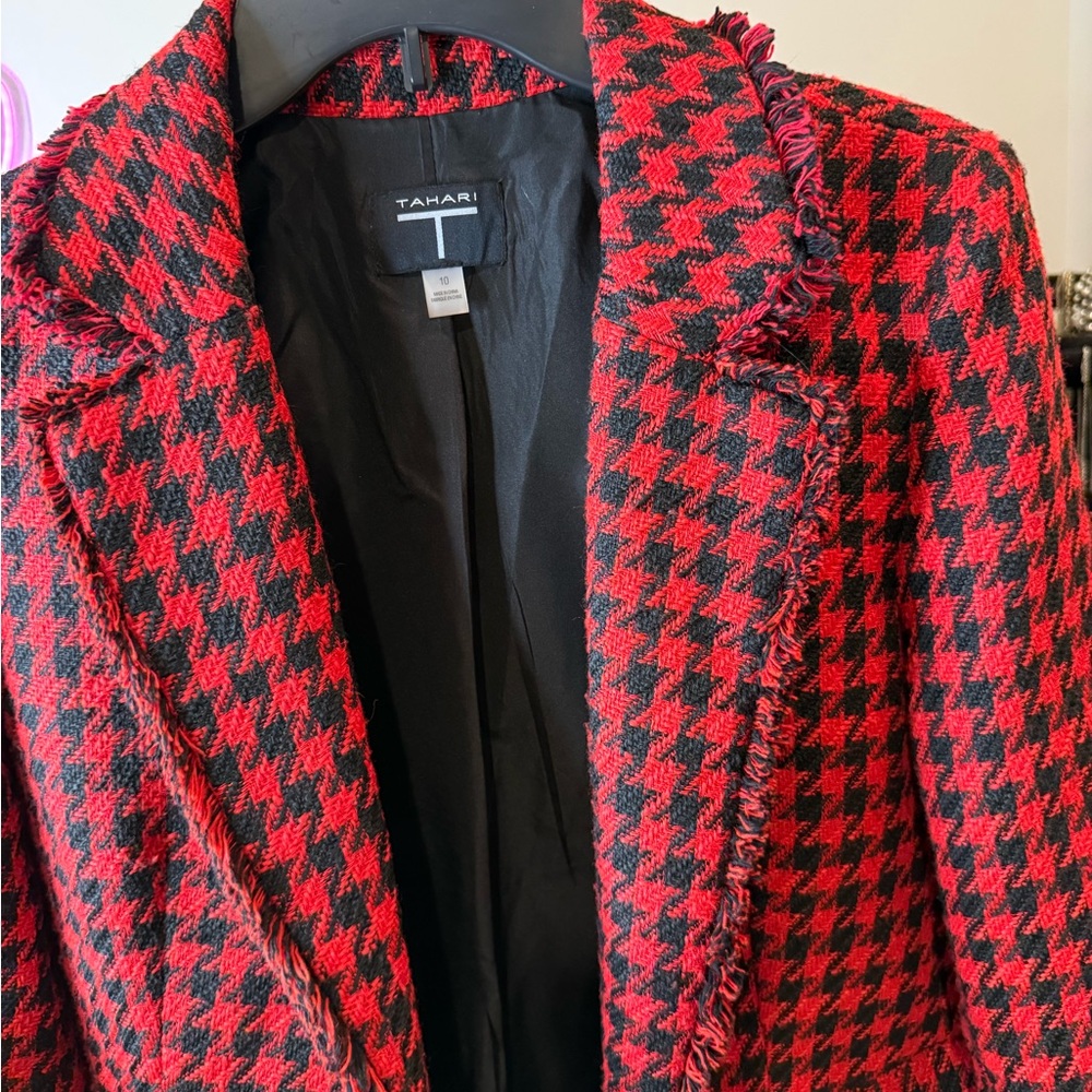 Tahari Red and Black Blazer Modern Tailored Silhouette - Picture 6 of 7